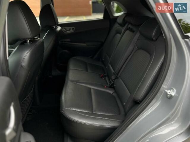 Серый Хендай Kona Electric, объемом двигателя 0 л и пробегом 117 тыс. км за 17990 $, фото 22 на Automoto.ua