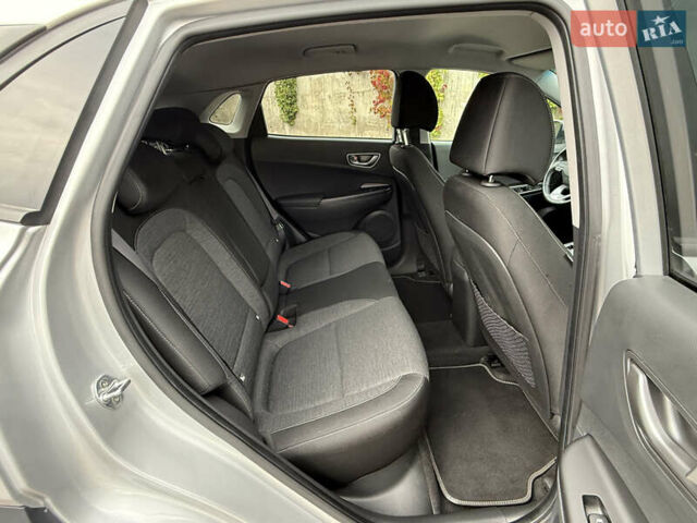 Серый Хендай Kona Electric, объемом двигателя 0 л и пробегом 26 тыс. км за 18850 $, фото 46 на Automoto.ua