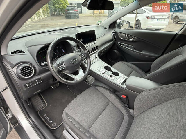 Серый Хендай Kona Electric, объемом двигателя 0 л и пробегом 26 тыс. км за 18850 $, фото 63 на Automoto.ua
