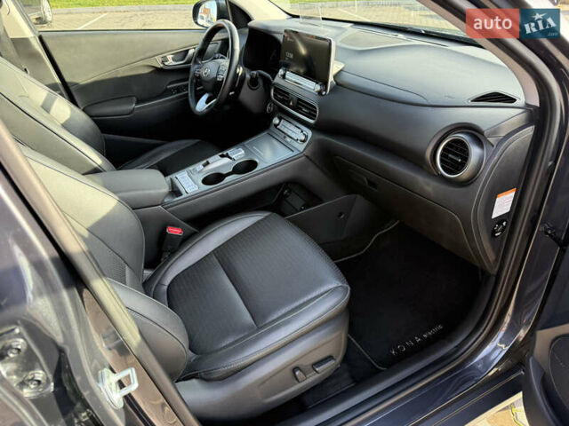 Серый Хендай Kona Electric, объемом двигателя 0 л и пробегом 69 тыс. км за 19300 $, фото 3 на Automoto.ua