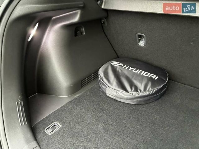 Серый Хендай Kona Electric, объемом двигателя 0 л и пробегом 78 тыс. км за 19500 $, фото 41 на Automoto.ua