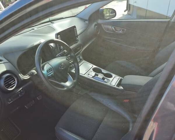 Серый Хендай Kona Electric, объемом двигателя 0 л и пробегом 42 тыс. км за 16200 $, фото 22 на Automoto.ua