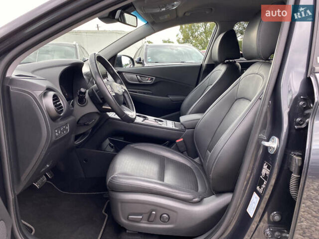 Серый Хендай Kona Electric, объемом двигателя 0 л и пробегом 69 тыс. км за 20400 $, фото 35 на Automoto.ua