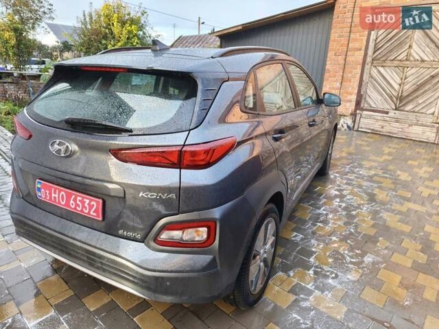 Серый Хендай Kona Electric, объемом двигателя 0 л и пробегом 121 тыс. км за 16000 $, фото 3 на Automoto.ua