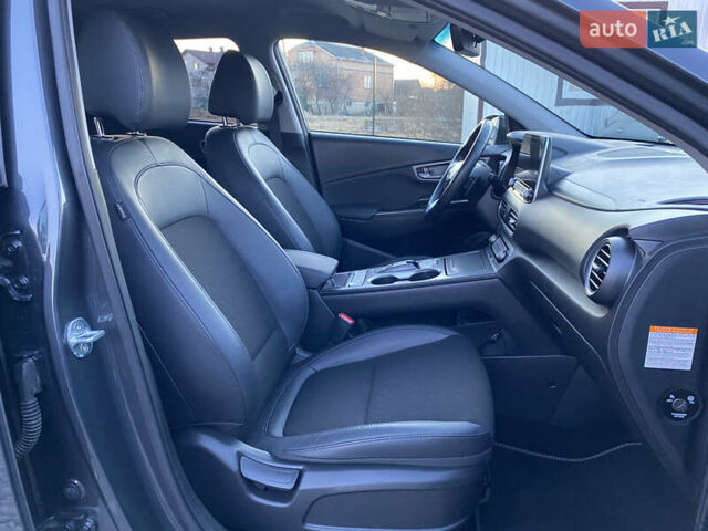 Серый Хендай Kona Electric, объемом двигателя 0 л и пробегом 104 тыс. км за 17200 $, фото 105 на Automoto.ua