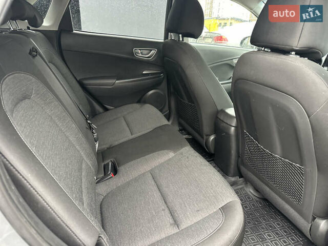 Серый Хендай Kona Electric, объемом двигателя 0 л и пробегом 158 тыс. км за 16300 $, фото 24 на Automoto.ua