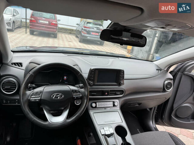 Серый Хендай Kona Electric, объемом двигателя 0 л и пробегом 106 тыс. км за 15999 $, фото 28 на Automoto.ua