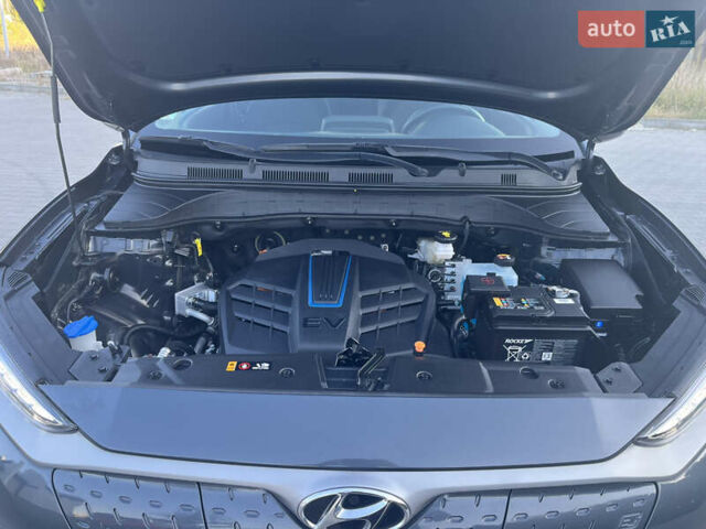 Серый Хендай Kona Electric, объемом двигателя 0 л и пробегом 31 тыс. км за 15450 $, фото 39 на Automoto.ua