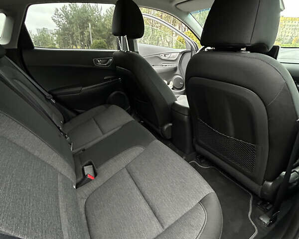 Сірий Хендай Kona Electric, об'ємом двигуна 0 л та пробігом 61 тис. км за 15780 $, фото 30 на Automoto.ua