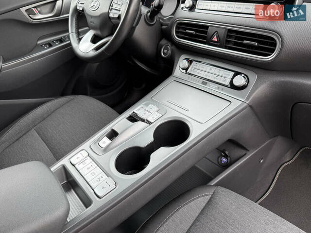 Серый Хендай Kona Electric, объемом двигателя 0 л и пробегом 26 тыс. км за 18850 $, фото 42 на Automoto.ua