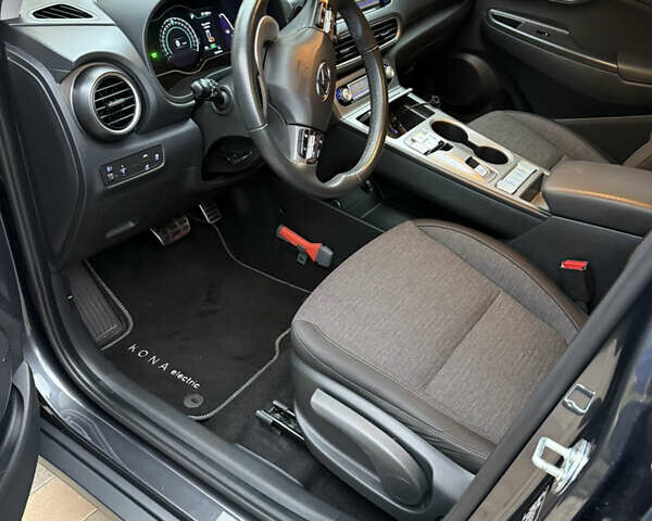 Серый Хендай Kona Electric, объемом двигателя 0 л и пробегом 125 тыс. км за 16900 $, фото 5 на Automoto.ua