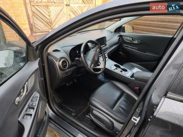 Серый Хендай Kona Electric, объемом двигателя 0 л и пробегом 121 тыс. км за 16000 $, фото 13 на Automoto.ua