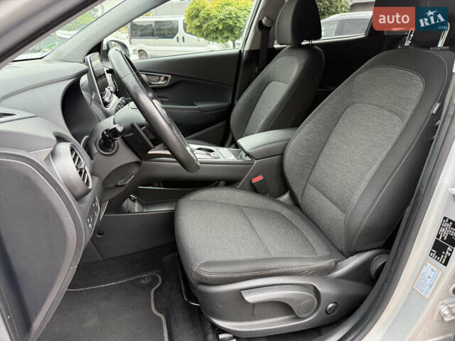 Серый Хендай Kona Electric, объемом двигателя 0 л и пробегом 26 тыс. км за 18850 $, фото 65 на Automoto.ua