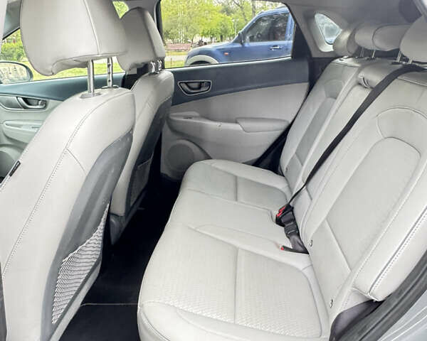 Серый Хендай Kona Electric, объемом двигателя 0 л и пробегом 135 тыс. км за 18999 $, фото 9 на Automoto.ua