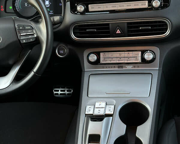 Серый Хендай Kona Electric, объемом двигателя 0 л и пробегом 159 тыс. км за 16900 $, фото 43 на Automoto.ua