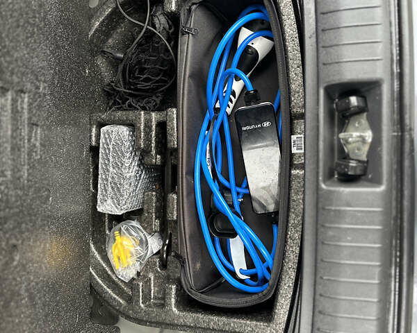 Серый Хендай Kona Electric, объемом двигателя 0 л и пробегом 158 тыс. км за 16300 $, фото 28 на Automoto.ua