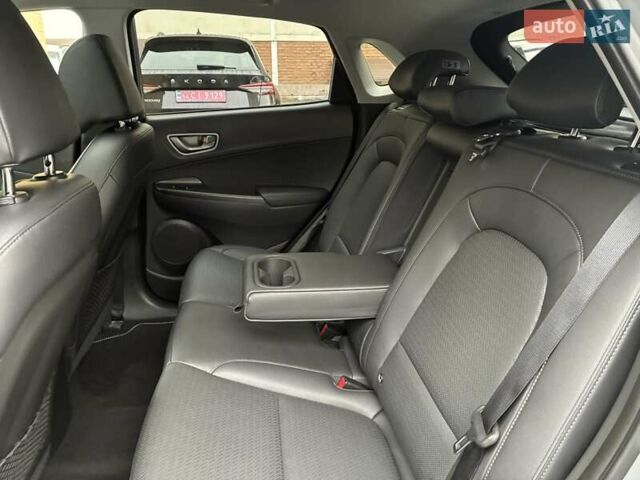 Серый Хендай Kona Electric, объемом двигателя 0 л и пробегом 78 тыс. км за 19500 $, фото 52 на Automoto.ua