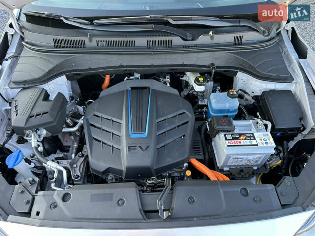 Серый Хендай Kona Electric, объемом двигателя 0 л и пробегом 109 тыс. км за 18450 $, фото 46 на Automoto.ua