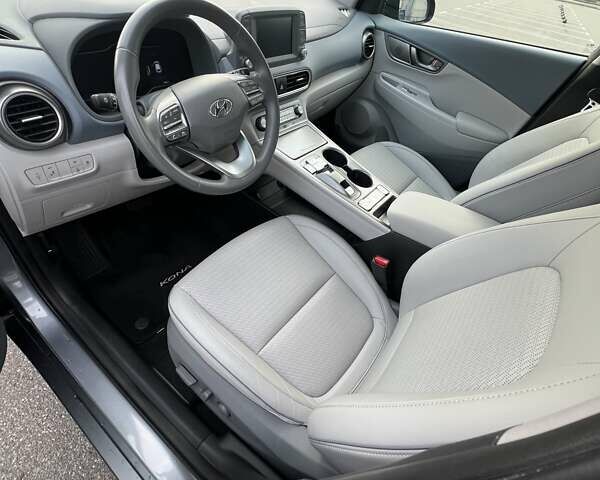Сірий Хендай Kona Electric, об'ємом двигуна 0 л та пробігом 28 тис. км за 17200 $, фото 11 на Automoto.ua