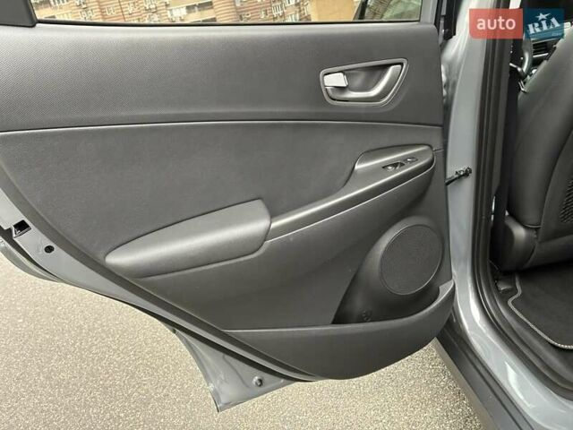 Серый Хендай Kona Electric, объемом двигателя 0 л и пробегом 78 тыс. км за 19500 $, фото 54 на Automoto.ua