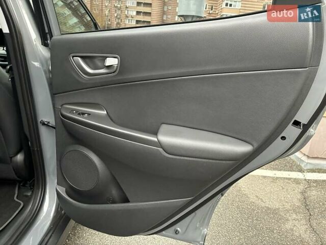 Серый Хендай Kona Electric, объемом двигателя 0 л и пробегом 78 тыс. км за 19500 $, фото 45 на Automoto.ua