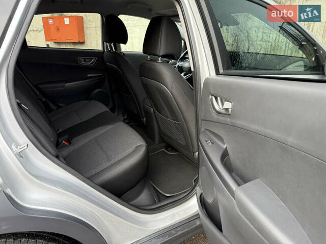 Серый Хендай Kona Electric, объемом двигателя 0 л и пробегом 26 тыс. км за 18850 $, фото 38 на Automoto.ua