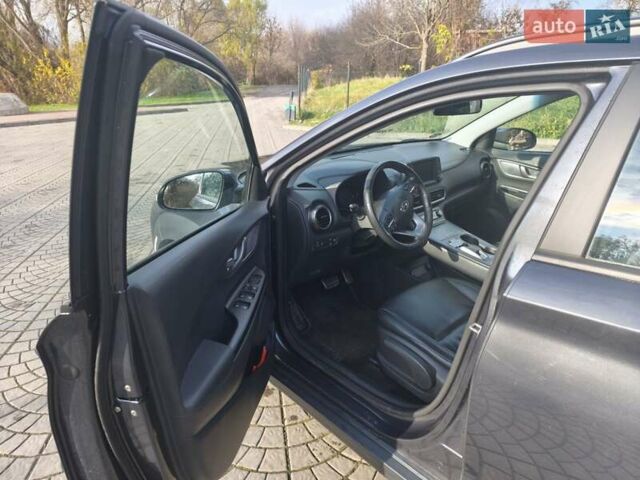 Серый Хендай Kona Electric, объемом двигателя 0 л и пробегом 122 тыс. км за 16550 $, фото 21 на Automoto.ua