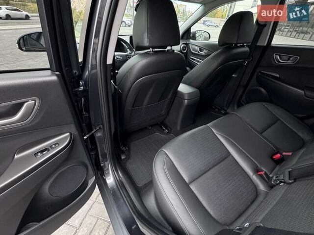 Сірий Хендай Kona Electric, об'ємом двигуна 0 л та пробігом 88 тис. км за 18700 $, фото 40 на Automoto.ua