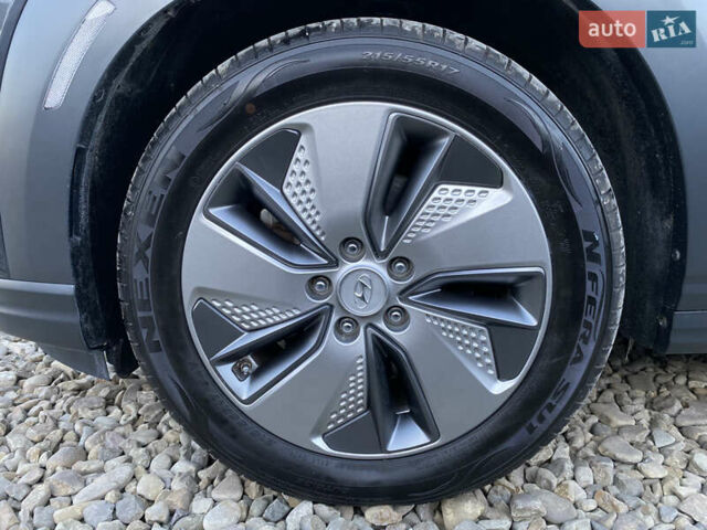 Серый Хендай Kona Electric, объемом двигателя 0 л и пробегом 104 тыс. км за 17200 $, фото 26 на Automoto.ua