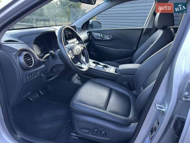Серый Хендай Kona Electric, объемом двигателя 0 л и пробегом 109 тыс. км за 18450 $, фото 26 на Automoto.ua