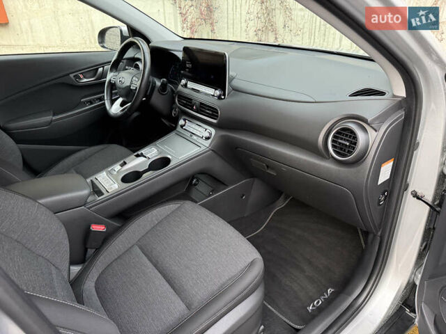 Серый Хендай Kona Electric, объемом двигателя 0 л и пробегом 26 тыс. км за 18850 $, фото 31 на Automoto.ua
