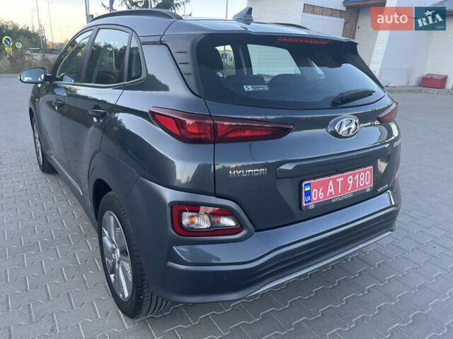 Серый Хендай Kona Electric, объемом двигателя 0 л и пробегом 31 тыс. км за 15450 $, фото 6 на Automoto.ua