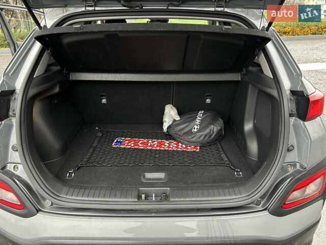 Сірий Хендай Kona Electric, об'ємом двигуна 0 л та пробігом 61 тис. км за 15780 $, фото 10 на Automoto.ua
