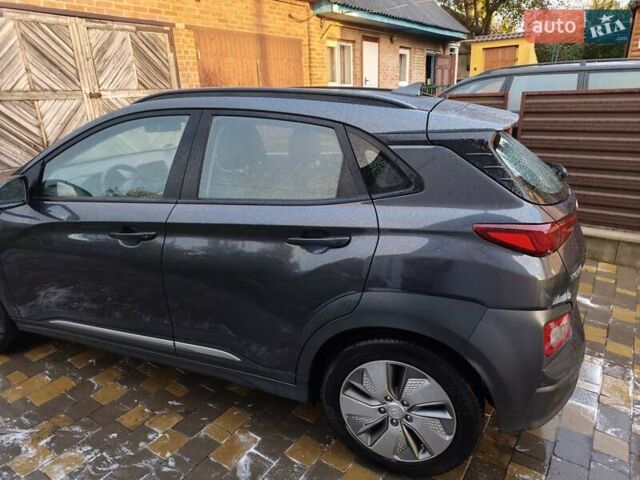 Серый Хендай Kona Electric, объемом двигателя 0 л и пробегом 121 тыс. км за 16000 $, фото 7 на Automoto.ua