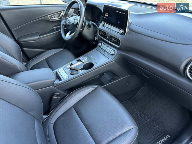 Серый Хендай Kona Electric, объемом двигателя 0 л и пробегом 109 тыс. км за 18450 $, фото 44 на Automoto.ua