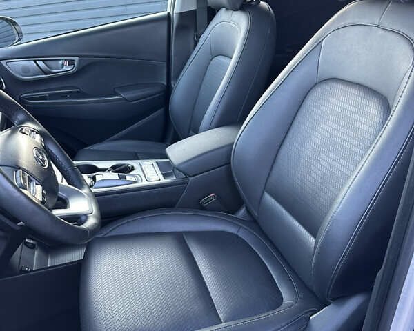 Серый Хендай Kona Electric, объемом двигателя 0 л и пробегом 109 тыс. км за 18450 $, фото 27 на Automoto.ua