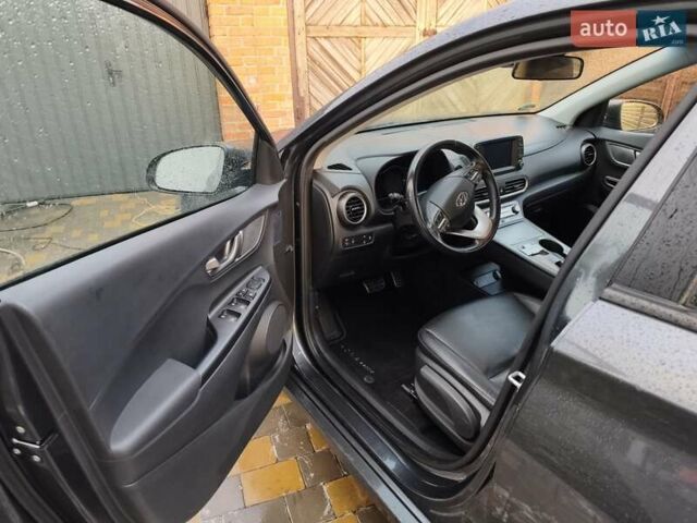 Серый Хендай Kona Electric, объемом двигателя 0 л и пробегом 121 тыс. км за 16000 $, фото 2 на Automoto.ua