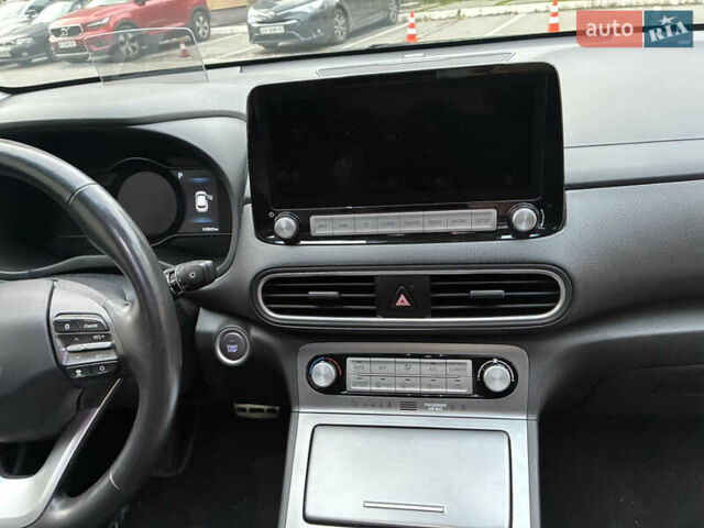 Серый Хендай Kona Electric, объемом двигателя 0 л и пробегом 117 тыс. км за 18800 $, фото 21 на Automoto.ua