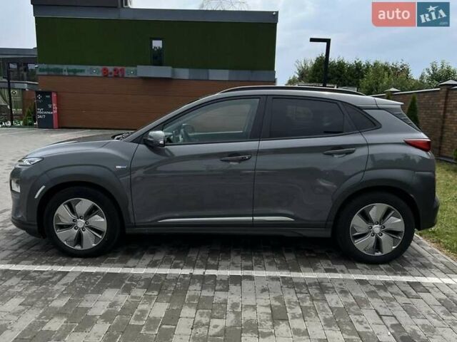 Серый Хендай Kona Electric, объемом двигателя 0 л и пробегом 117 тыс. км за 17990 $, фото 3 на Automoto.ua