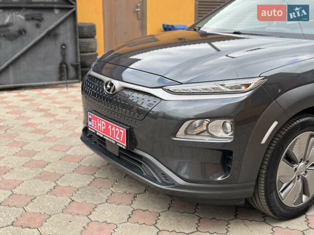 Серый Хендай Kona Electric, объемом двигателя 0 л и пробегом 106 тыс. км за 15999 $, фото 40 на Automoto.ua