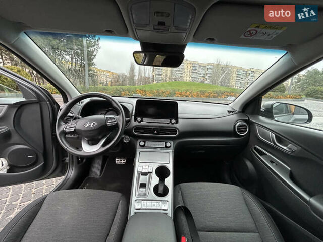 Сірий Хендай Kona Electric, об'ємом двигуна 0 л та пробігом 61 тис. км за 15780 $, фото 32 на Automoto.ua