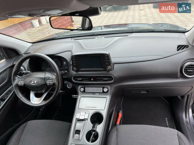Серый Хендай Kona Electric, объемом двигателя 0 л и пробегом 106 тыс. км за 15999 $, фото 31 на Automoto.ua