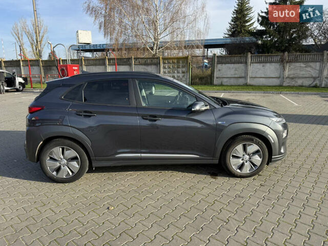 Серый Хендай Kona Electric, объемом двигателя 0 л и пробегом 69 тыс. км за 19300 $, фото 8 на Automoto.ua