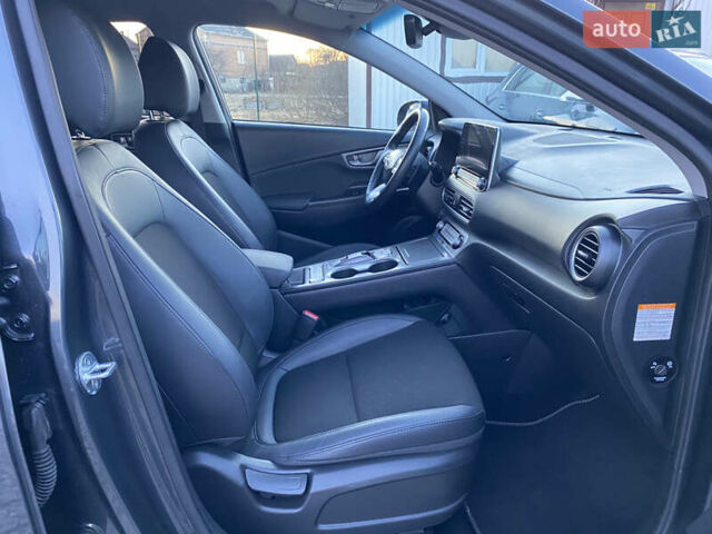 Серый Хендай Kona Electric, объемом двигателя 0 л и пробегом 104 тыс. км за 17200 $, фото 104 на Automoto.ua