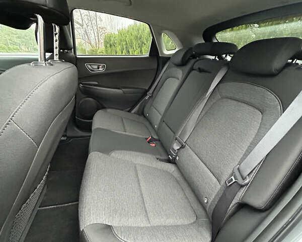 Сірий Хендай Kona Electric, об'ємом двигуна 0 л та пробігом 61 тис. км за 15780 $, фото 28 на Automoto.ua