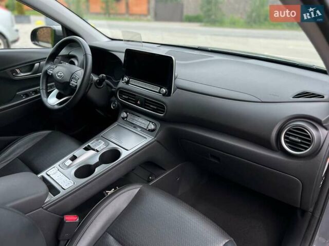 Серый Хендай Kona Electric, объемом двигателя 0 л и пробегом 117 тыс. км за 17990 $, фото 24 на Automoto.ua