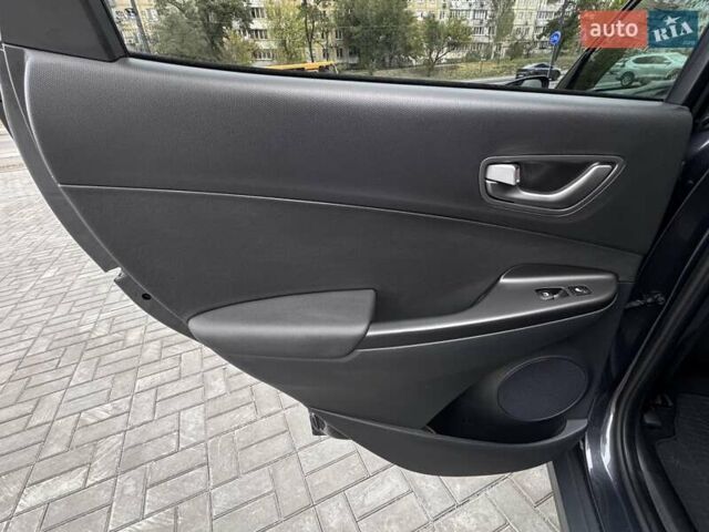 Сірий Хендай Kona Electric, об'ємом двигуна 0 л та пробігом 88 тис. км за 18700 $, фото 39 на Automoto.ua