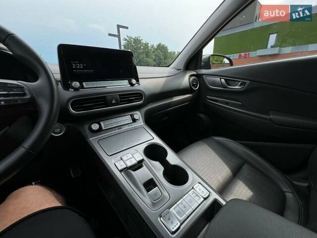 Серый Хендай Kona Electric, объемом двигателя 0 л и пробегом 117 тыс. км за 17990 $, фото 16 на Automoto.ua