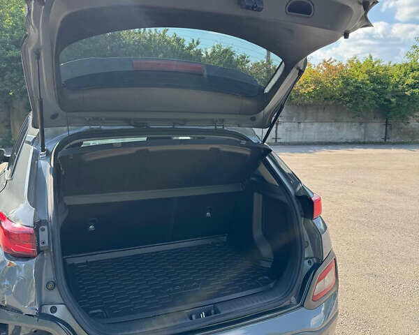 Серый Хендай Kona Electric, объемом двигателя 0 л и пробегом 44 тыс. км за 13400 $, фото 11 на Automoto.ua