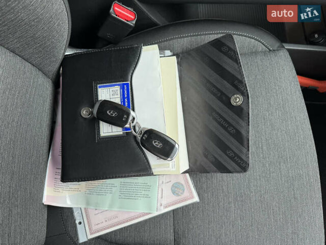 Серый Хендай Kona Electric, объемом двигателя 0 л и пробегом 106 тыс. км за 15999 $, фото 57 на Automoto.ua